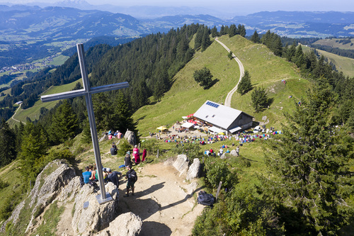 Hittisau  am 5.9.2021 Polizei Gipfelmesse auf dem Berg Hochhaederich mit viel Prominenz. Bischof Benno Elbs ist seit Anfang an dabei, bei der 20. Auflage bei herrlichem Wetter war auch LH Markus Wallner mit Gattin Sonja, Landespolizeidirektor Hans-Pe
